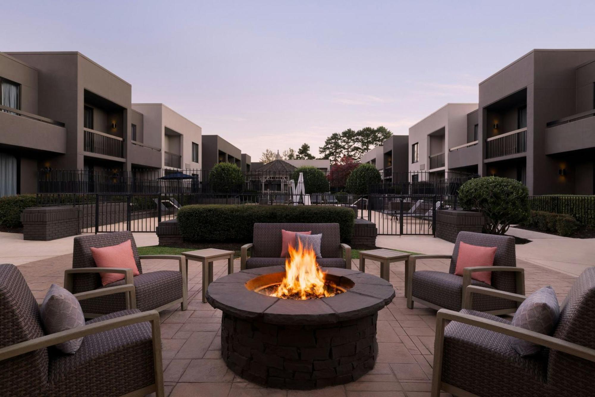Courtyard Atlanta Northlake Tucker Ngoại thất bức ảnh